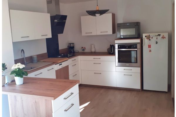 La cuisine blanche et bois de Mme &amp; Mr R., une cuisine réalisée par SoCoo'c Cahors