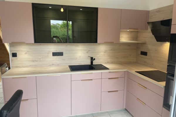 Cuisine équipée rose et bois, une cuisine réalisée par SoCoo'c Claye Souilly