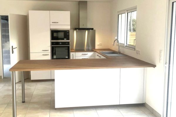 Cuisine blanche et bois, une cuisine réalisée par SoCoo'c Melun