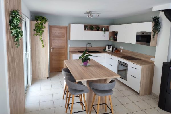 Magnifique cuisine blanc et bois, une cuisine réalisée par SoCoo'c Grenoble Saint Egrève