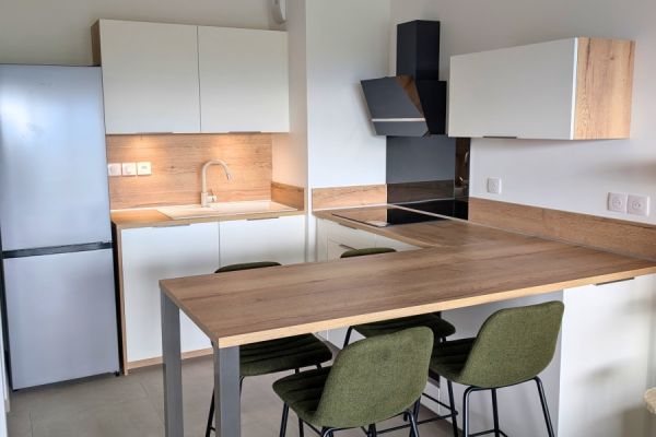 Cuisine avec coin repas, une cuisine réalisée par SoCoo'c Chambéry