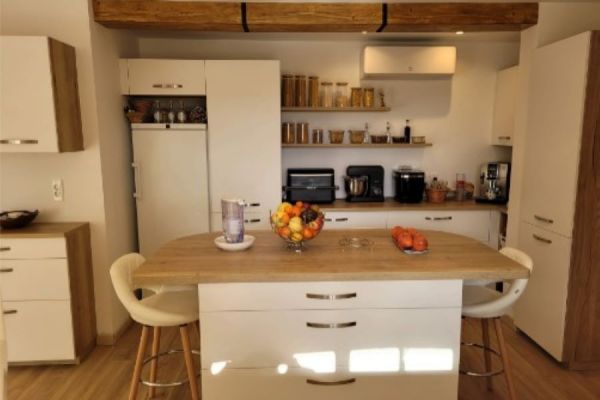 La cuisine blanche et bois de Sandra et Norbert, une cuisine réalisée par SoCoo'c Nîmes