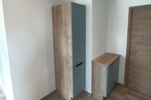 Cuisine bleue et bois Mme T, une cuisine réalisée par SoCoo'c Challans