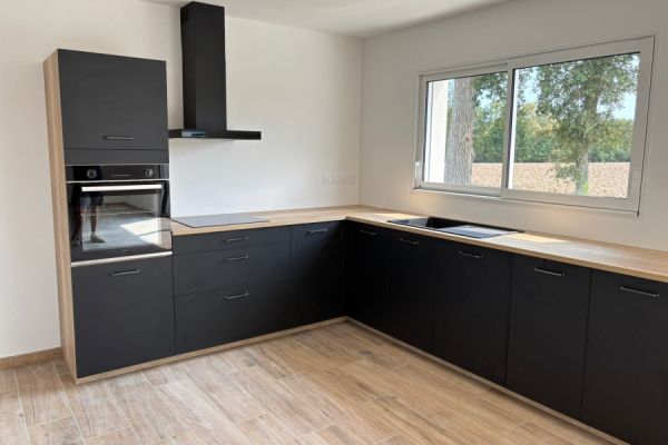 Cuisine L noir er bois, une cuisine réalisée par SoCoo'c Challans