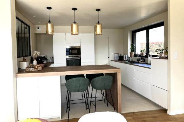 La cuisine blanche et bois avec îlot de Mme M et Mr F , une cuisine réalisée par SoCoo'c Saint Brieuc/Langueux