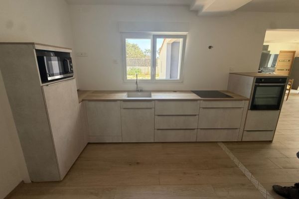 Cuisine plafond rampant et cave à vin, une cuisine réalisée par SoCoo'c Challans