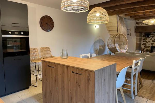 Cuisine noire et bois avec coin repas , une cuisine réalisée par SoCoo'c Aurillac