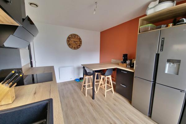 Cuisine noire et bois avec coin repas, une cuisine réalisée par SoCoo'c Aurillac