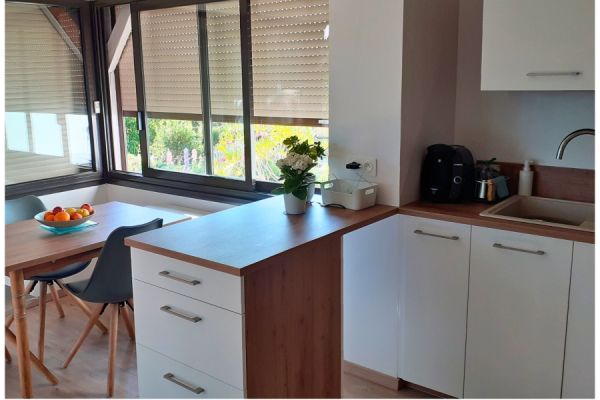 La cuisine blanche et bois de Mme &amp; Mr R., une cuisine réalisée par SoCoo'c Cahors