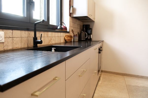 Cuisine en I beige, une cuisine réalisée par SoCoo'c Thiers