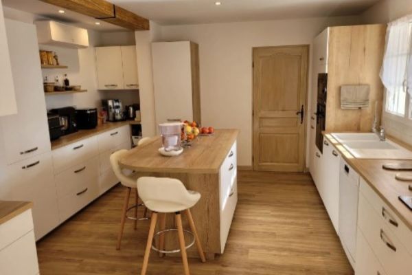 La cuisine blanche et bois de Sandra et Norbert, une cuisine réalisée par SoCoo'c Nîmes