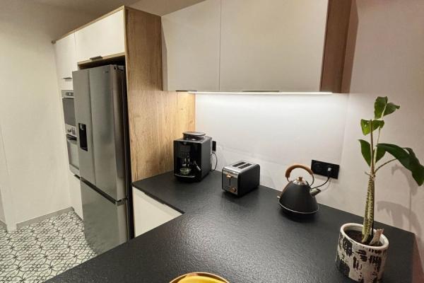 Cuisine blanche et bois avec verrière, une cuisine réalisée par SoCoo'c Aurillac