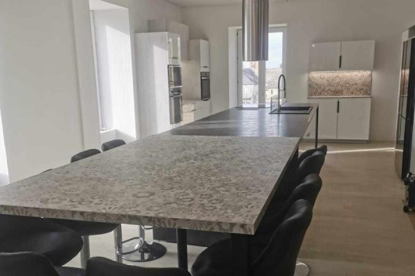 Grande cuisine blanche et grise avec coin repas, une cuisine réalisée par SoCoo'c Aurillac