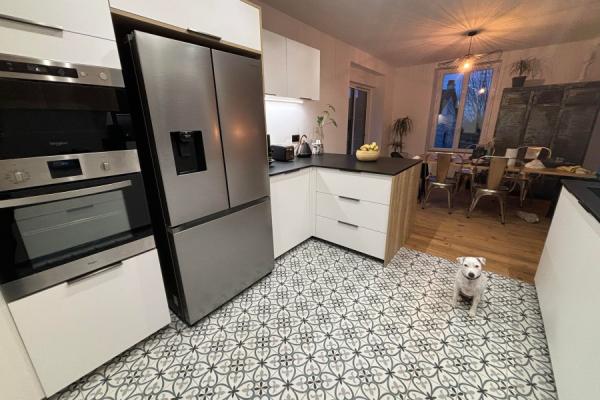 Cuisine blanche et bois avec verrière, une cuisine réalisée par SoCoo'c Aurillac