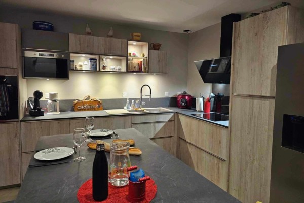 Cuisine bois et grise avec îlot, une cuisine réalisée par SoCoo'c Aurillac