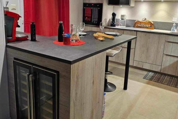 Cuisine bois et grise avec îlot, une cuisine réalisée par SoCoo'c Aurillac