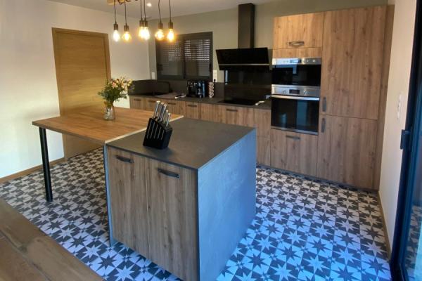 Cuisine bois et blanche avec îlot , une cuisine réalisée par SoCoo'c Aurillac