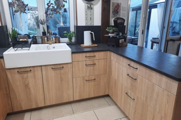 Cuisine équipée bois et anthracite, une cuisine réalisée par SoCoo'c Charleville