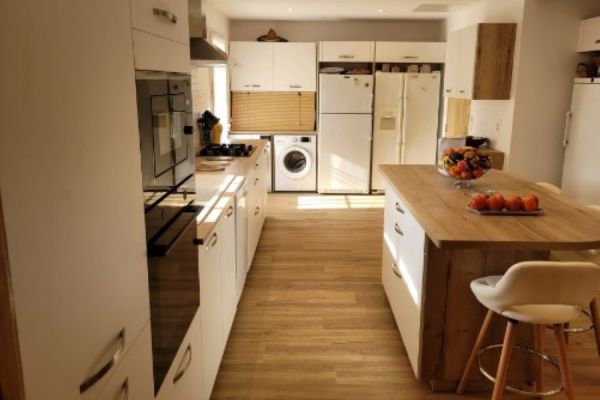 La cuisine blanche et bois de Sandra et Norbert, une cuisine réalisée par SoCoo'c Nîmes