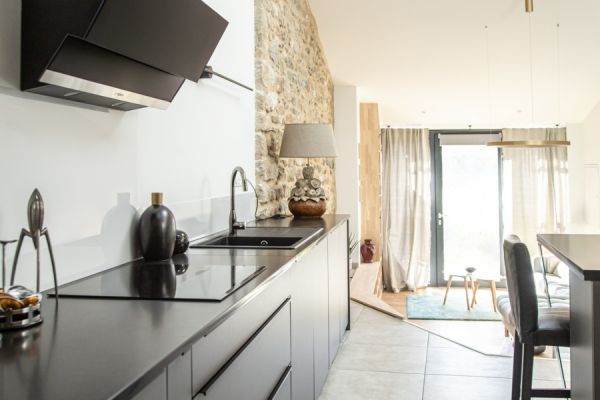 Cuisine avec ilot noir, une cuisine réalisée par SoCoo'c Issoire