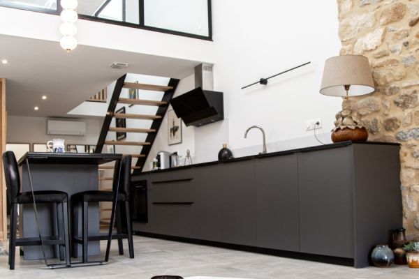 Cuisine avec ilot noir, une cuisine réalisée par SoCoo'c Issoire