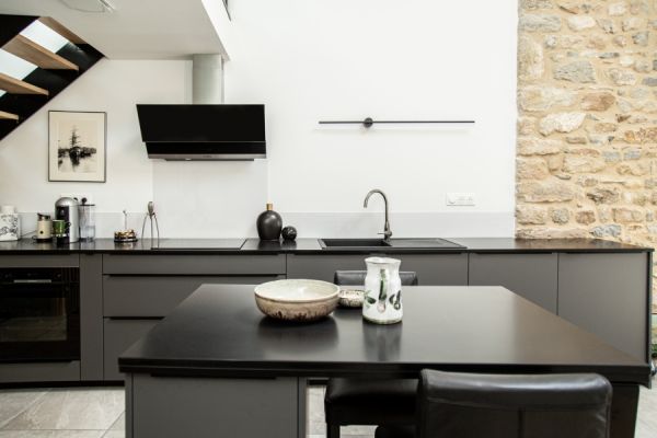 Cuisine avec ilot noir, une cuisine réalisée par SoCoo'c Issoire