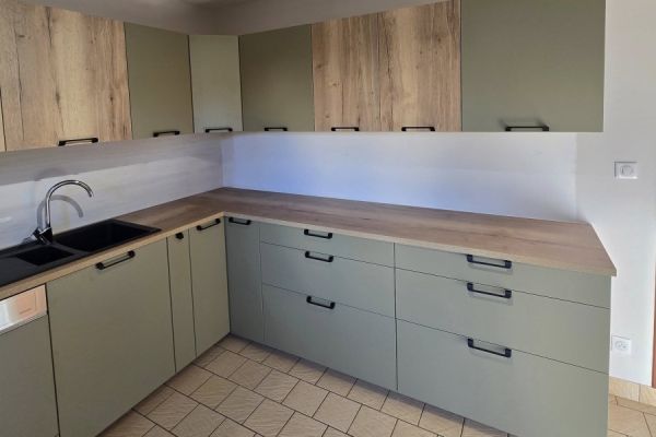 Cuisine Vert Provence et Bois Clair, une cuisine réalisée par SoCoo'c Cherbourg