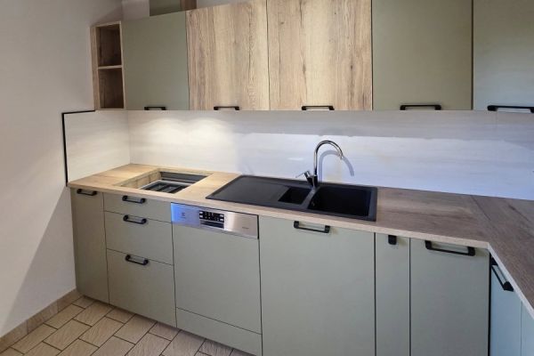 Cuisine Vert Provence et Bois Clair, une cuisine réalisée par SoCoo'c Cherbourg