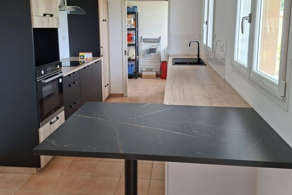 Double linéaire avec espace repas, une cuisine réalisée par SoCoo'c Challans