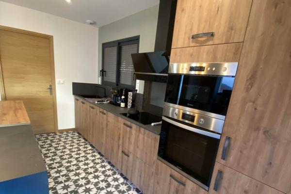 Cuisine bois et blanche avec îlot , une cuisine réalisée par SoCoo'c Aurillac