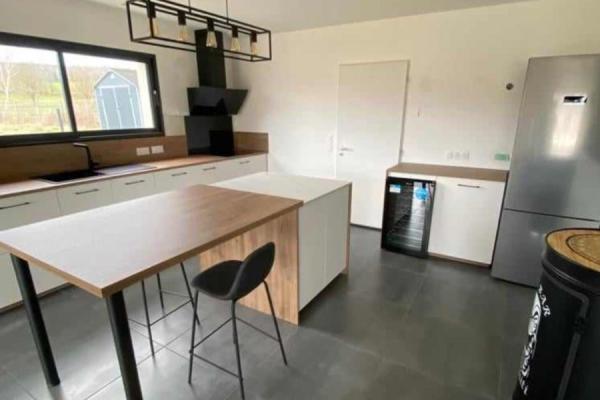 Cuisine blanche et bois avec coin repas, une cuisine réalisée par SoCoo'c Aurillac