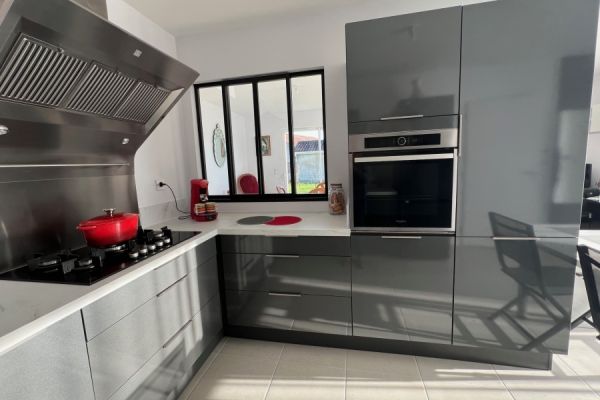 Cuisine anthracite brillante, une cuisine réalisée par SoCoo'c Cognac