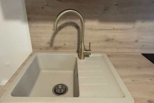 Une petite cuisine au ton provençale, une cuisine réalisée par SoCoo'c Clermont Riom