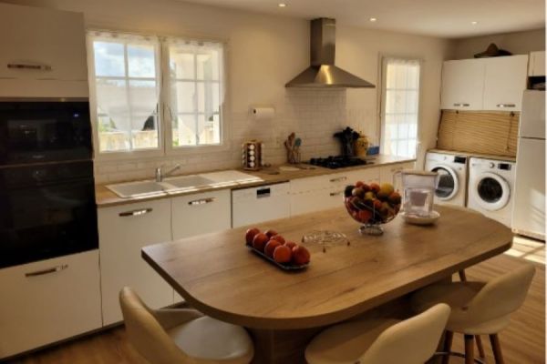 La cuisine blanche et bois de Sandra et Norbert, une cuisine réalisée par SoCoo'c Nîmes