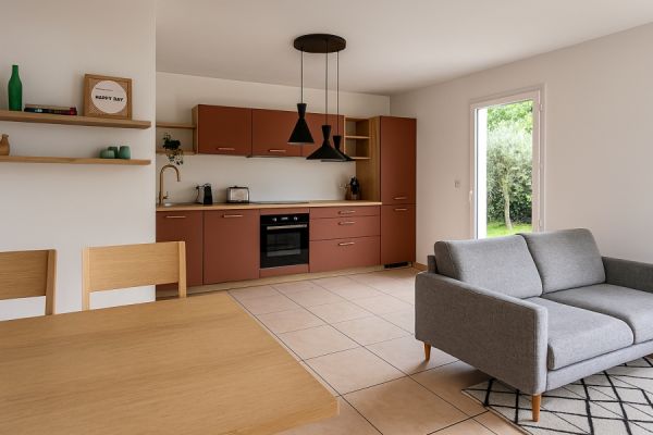 La cuisine terra rosa et bois ouvert sur le séjour, une cuisine réalisée par SoCoo'c Villeneuve-Loubet