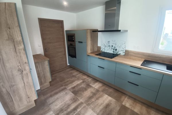 Cuisine bleue et bois Mme T, une cuisine réalisée par SoCoo'c Challans