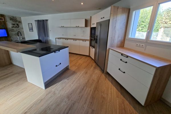 CUISINE BLANCHE ET BOIS, une cuisine réalisée par SoCoo'c Challans