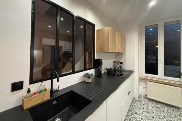 Cuisine blanche et bois avec verrière, une cuisine réalisée par SoCoo'c Aurillac