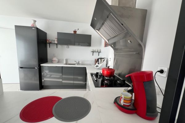 Cuisine anthracite brillante, une cuisine réalisée par SoCoo'c Cognac