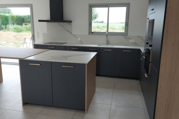 Anthracite, Bronze et Céramique, une cuisine réalisée par SoCoo'c Clermont Riom