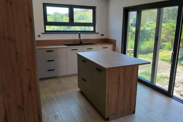 Cuisine en "L" avec son ilot , une cuisine réalisée par SoCoo'c Selestat