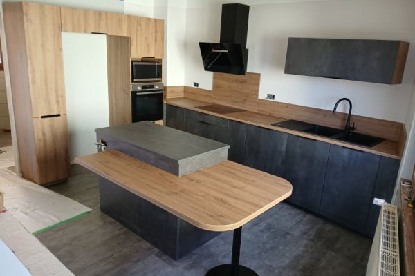 Grande cuisine anthracite et bois, une cuisine réalisée par SoCoo'c Selestat