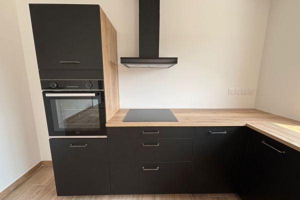 Cuisine L noir er bois, une cuisine réalisée par SoCoo'c Challans