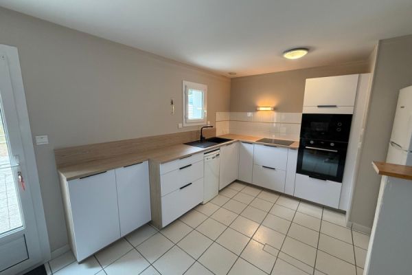 Belle rénovation de cuisine avec une touche de moderne, une cuisine réalisée par SoCoo'c La Roche sur Yon