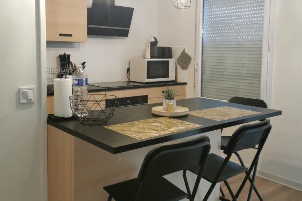 KITCHENETTE AVEC ILOT, une cuisine réalisée par SoCoo'c Avignon Vedene