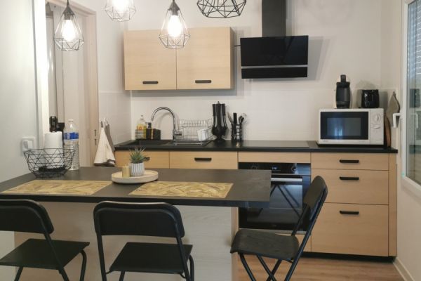 KITCHENETTE AVEC ILOT, une cuisine réalisée par SoCoo'c Avignon Vedene