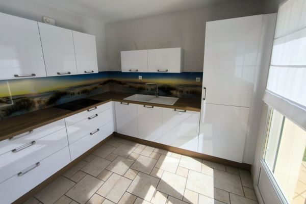 Cuisine en L crédence paysage , une cuisine réalisée par SoCoo'c Challans