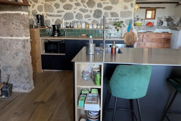 Cuisine noire et bois avec coin repas, une cuisine réalisée par SoCoo'c Aurillac