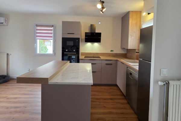 Cuisine ouverte avec îlot en Quartz Dakota, une cuisine réalisée par SoCoo'c Montpellier Lattes