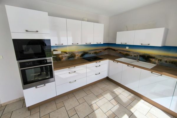 Cuisine en L crédence paysage , une cuisine réalisée par SoCoo'c Challans